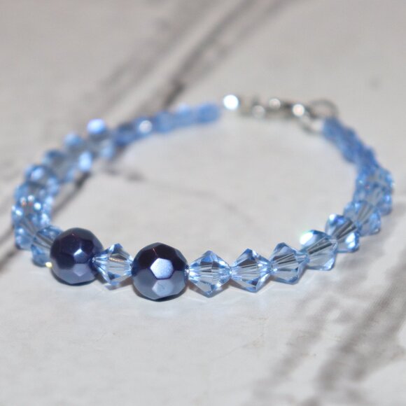 🔷 Blue Crystal & Faux Pearl Bracelet · NWOT · 7.25" · Gold-Tone Elegance ✨ - Picture 1 of 5